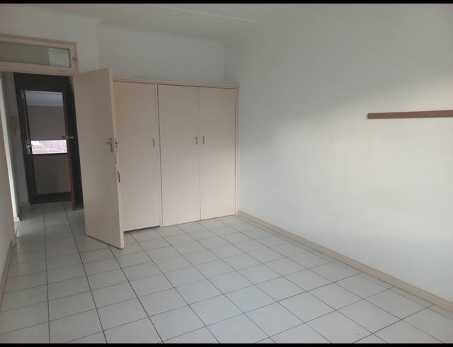 1 BEDROOM FLAT TO LET IN ESSENWOOD